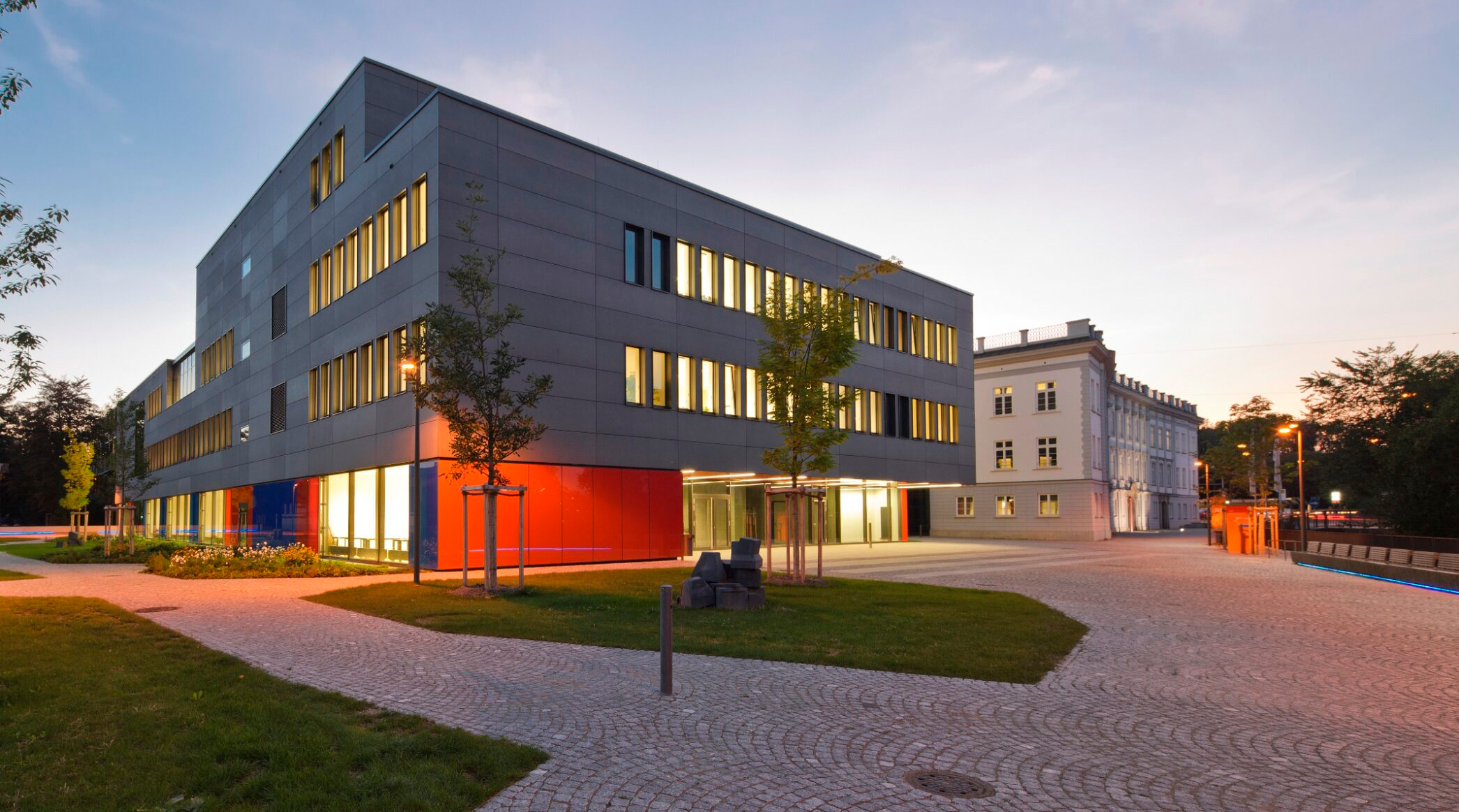 Abendstimmung am Gebäude der TH Augsburg