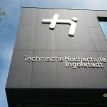 Gebäude Technische Hochschule Ingolstadt mit Logo auf Hauswand