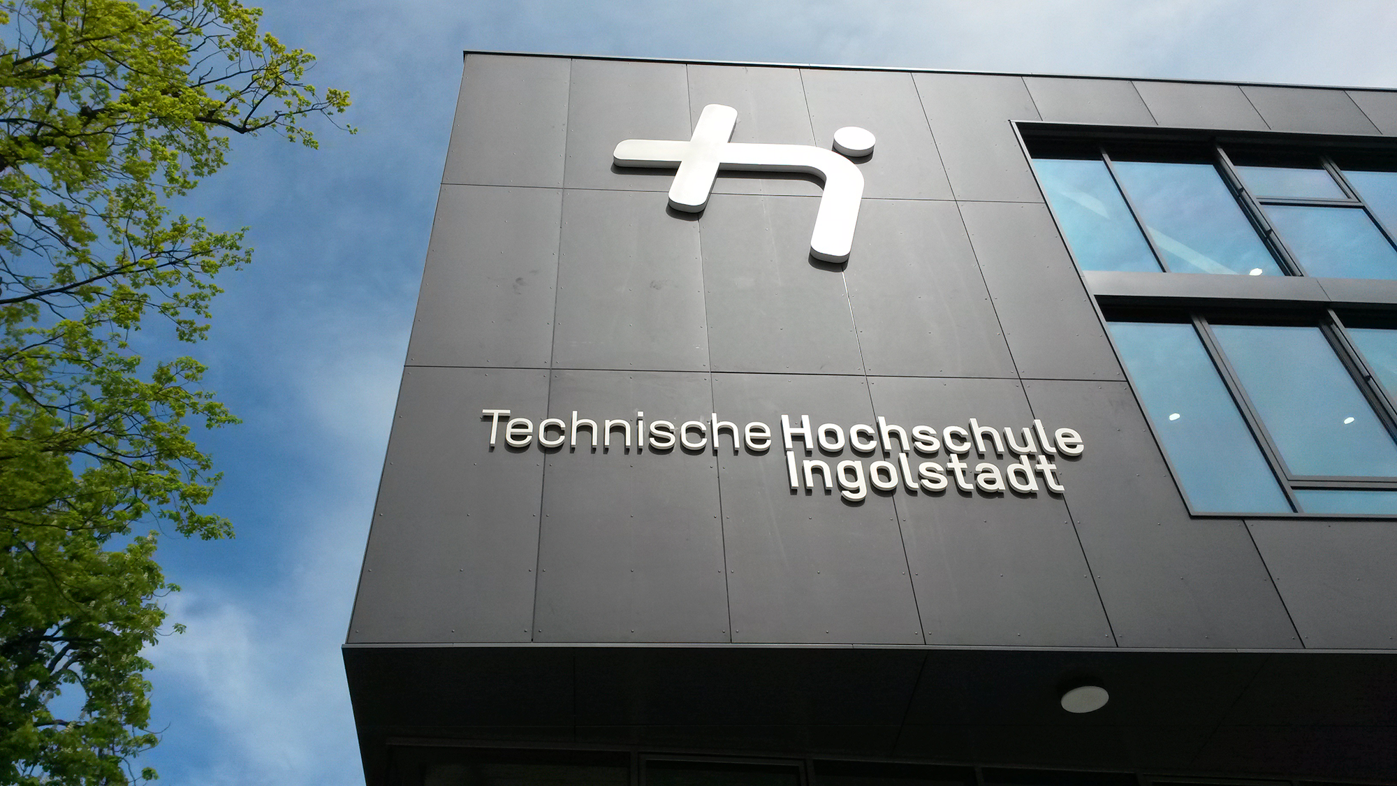 Gebäude Technische Hochschule Ingolstadt mit Logo auf Hauswand