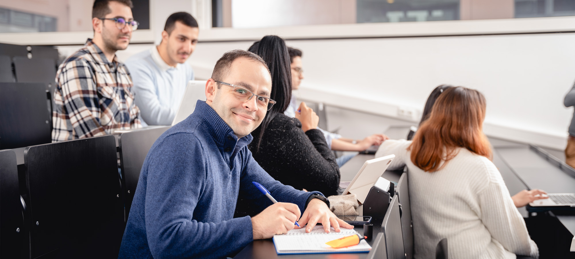 Student der Technischen Hochschule Deggendorf sitzt im Campus