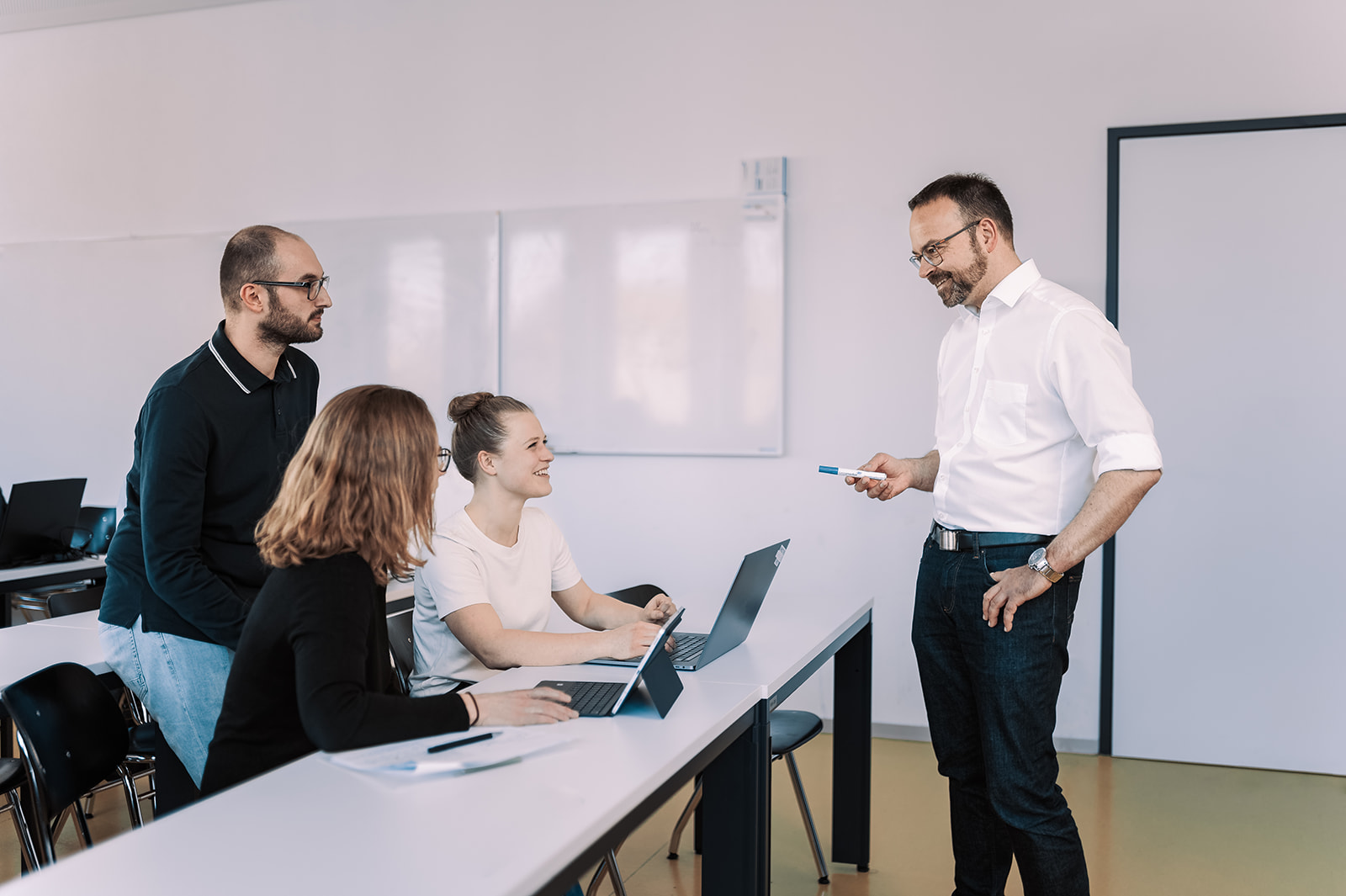 Bei den Weiterbildungen an Hochschulen unterrichten Professoren oder Lehrbeauftragte.