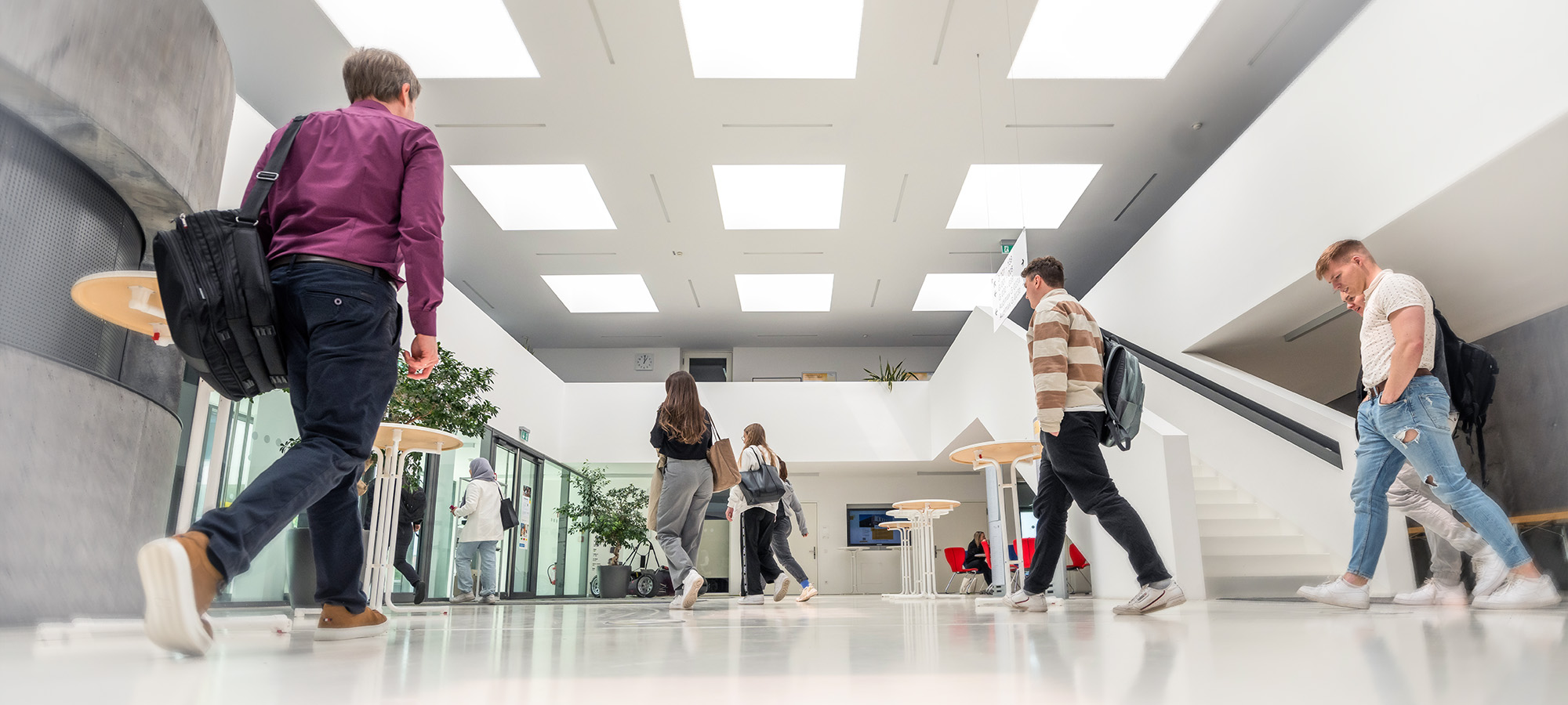 Studenten der Hochschule Hof gehen einen Flur entlang.